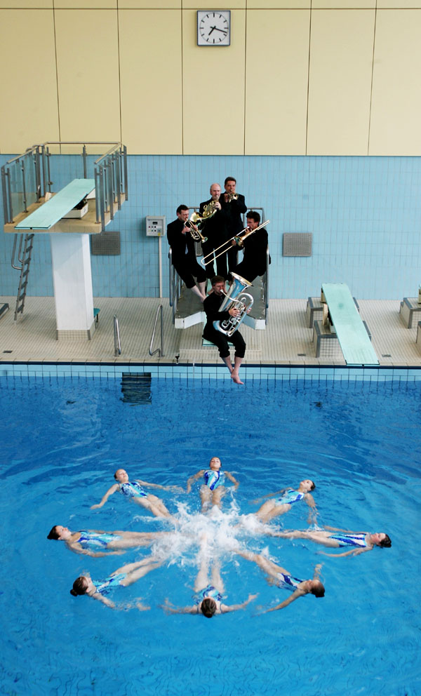 Montag (04.06.07), Leipzig, Schwimmhalle. Schwimmbadkonzert mit Synchronschwimmern und Bläsern, Pressefoto Konzertreihe Freizeitarbeit Foto: Steffi Loos / Fotokombinat mail@fotokombinat.net www.fotokombinat.net